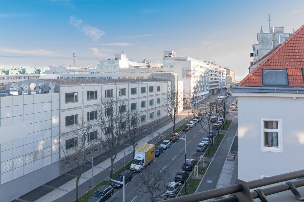 Yeshello Central Station Вена Экстерьер фото